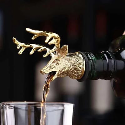 Luxe schenktuit hert | Schenktuit | Wijnschenker hert goud | Luxe wijnschenker | Wijntuit | Wijntuit hert | Flessenschenker | RVS flessentuit | Jagermeister schenker | Jagermeister tuit | New Year's Eve | Oud en Nieuw | NYE