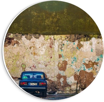 KuijsFotoprint - Schilderij - Geparkeerde Auto Bij Verwoeste Muur - Blauw En Bruin - 20 X 20 Cm