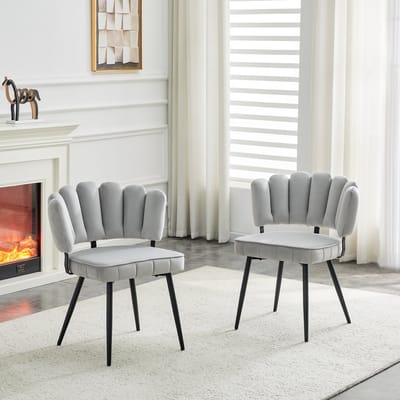 Set van 2 Europese eetkamerstoelen met bloemenmotief op de rugleuning en fluwelen bekleding. Lichtgrijs zacht fluweel + zwarte metalen poten, 80 cm hoog, voor woon- en eetkamer.