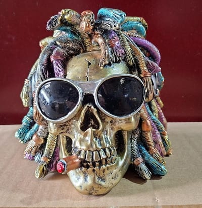 Gouden Schedel met Dreadlocks - 15 cm Hoog - Polystone Skull met Zonnebril, Koptelefoon en Sigaar - Stoere Goth & Rock Decoratie