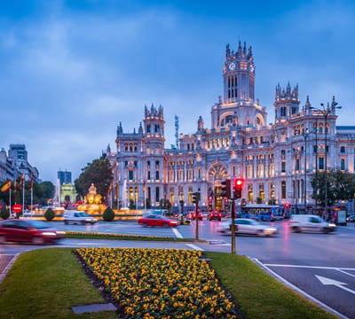 Verkeersdrukte rond het Plaza de Cibeles in Madrid - Fotobehang (in banen) - 250 x 260 cm