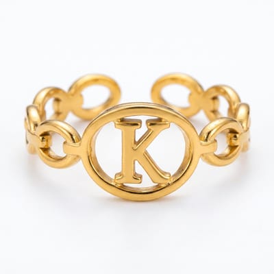 Lundholm Quincy K Ring Dames Goudkleurig – Premium Stainless Steel Jewellery Gold PVD Plated – Verstelbare Ring met Letter K Naam Ring Cadeau Vrouw – One Size – my Scandinavisch Design