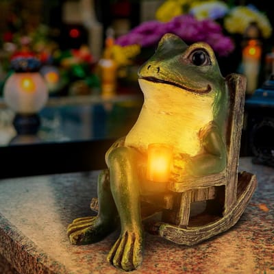 Frog Statues Garden Outdoor Animal Figure Decoration Solar with LED Lights Resin Ornaments for Patio Lawn Home Yard