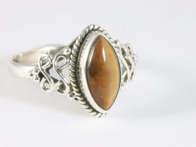 Fijne bewerkte zilveren ring met tijgeroog - maat 16