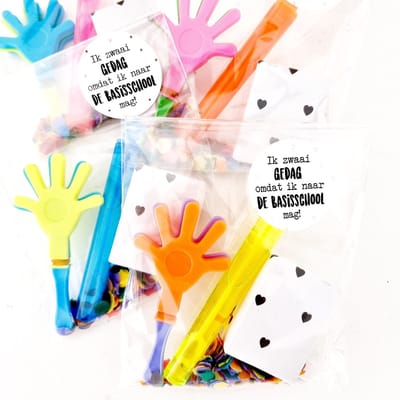 25 Uitdeelzakjes / Traktatie zakjes + 25 Stickers Ik zwaai gedag omdat ik naar de basisschool mag - Wit - Zwart - Ster - Goud | School traktaties - Cellofaan zakjes - Transparant - Uitdelen | Peuterspeelzaal - Kinderopvang - Bedrijf | DH collection