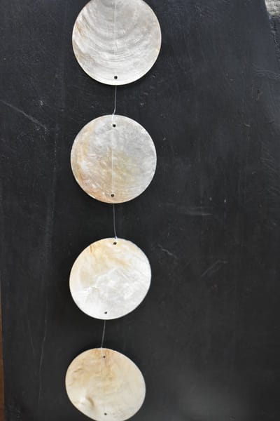 Capiz slinger / hanger ByBazz Goud 190 cm - schelpenslinger - wanddecoratie schelpenhanger - Boho / Ibiza - Capiz woonslinger - Capiz hanger - Schelpenslinger Capiz