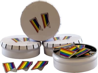 Blikje gevuld met regenboog paperclips verpakt per 4 blikjes