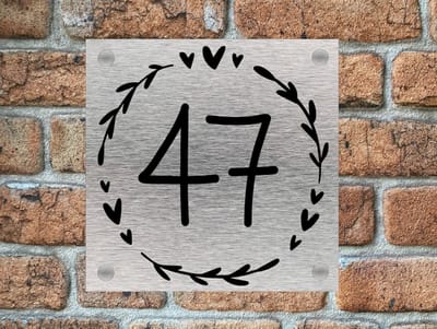 Huisnummerbord / huisnummer krans hartjes 2 rvs look 20x20 cm