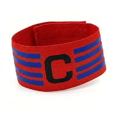 Rode aanvoerdersband voetbal heren dames elastische verstelbare armband met zwarte letter C en blauwe strepen polyester polsband geschikt voor wedstrijden en trainingen