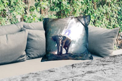 Sierkussen Buiten - Olifant - Dieren - Licht - Bos - Natuur - Wilde dieren - 60x60 cm - Weerbestendig