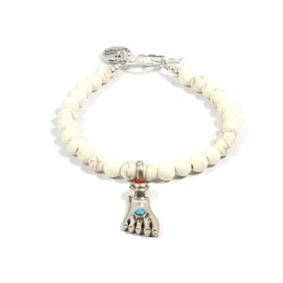 Howlite kralenarmbandje met Boeddha voetje