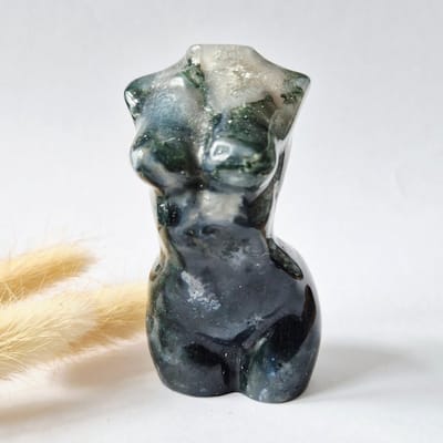 Mosagaat vrouwenbeeldje 8 cm (#47) – handgeslepen edelsteen carving