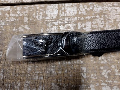 RR22-70.zw.m : zwart leren riem, zwarte ossenkop buckle, messingkl stripe, 125cm