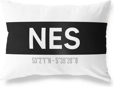 Tuinkussen NES - FRIESLAND met coördinaten - Buitenkussen - Bootkussen - Weerbestendig - Jouw Plaats - Studio216 - Modern - Zwart-Wit - 50x30cm