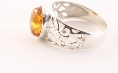 Opengewerkte zilveren ring met amber - maat 18