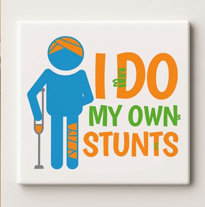 I Do My Own Stunts Keramische Tegel – Grappige Blessure Humor Quote Wanddecoratie – Woon- & Kantoor Decoratie – 15 × 15 cm