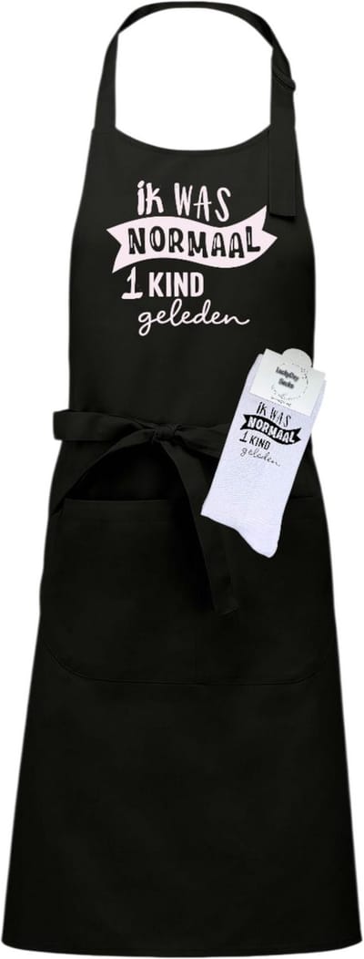 Keukenschort en sokken met tekst - Giftset - Ik was normaal 2 kinderen geleden - Moederdag - Vaderdag - Zwart - Verstelbaar - Cadeau idee - Verjaardag - Cadeau dames en heren - Liefste Opa en Oma cadeau - Verrassing - Grappig cadeau - Onesize