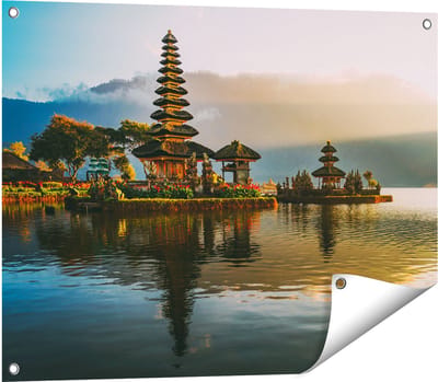 Gards Tuinposter Pura Tempel in Bali op het Meer Beratan - 80x60 cm - Tuindoek - Tuindecoratie - Wanddecoratie buiten - Tuinschilderij