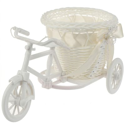 Witte vaas kunststof fiets model met mand – decoratieve bloemen vaas in driewieler vorm met gevlochten bakje voor interieur decoratie