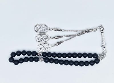 Handgemaakte tesbih klassiek - "Tasbih" natuursteen " Mat zwart onyx" - Aantal kralen 33 - Diameter kralen 8 MM - met metaal tassel "yarab" - Een mooi cadeau-idee