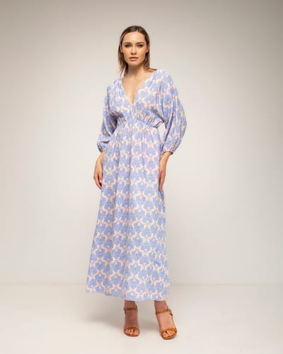 Geprinte jurk met elastische taille, V-hals en V-rug en vetersluiting