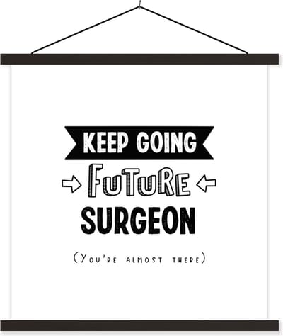 Posterhanger incl. Poster 60x60 cm - Schoolplaat - Chirurg - Geneeskunde - Quote - Zwart wit - Textielposter - Zwarte latten