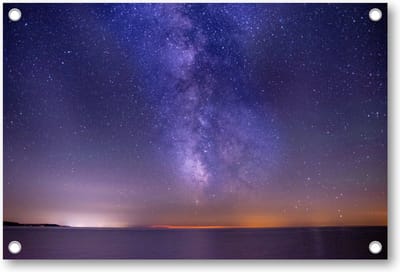 Adembenemende foto van de zee onder een donker paarse sterrenhemel - Tuinposter 90x60 - Wanddecoratie - Besteposter - Sterren