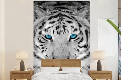 Behang - Fotobehang Dieren - Tijger - Ogen - Blauw - Zwart wit - Breedte 170 cm x hoogte 260 cm