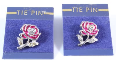 Kraag of dasspeld bloem met rood en strass