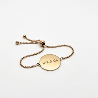 Armband met graveer, Armband met naam, Armband met gravure goudkleurig - ronde hanger - verstelbaar - RVS, Armband met naamplaatje ,graveerarmband