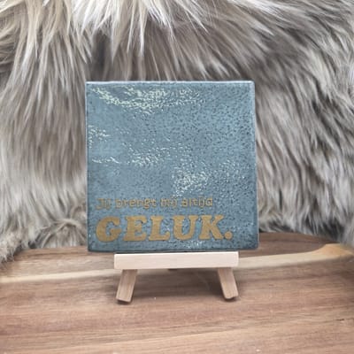 Robuust Wenstegeltje “Jij brengt mij altijd geluk” – Lief Cadeau tegeltje – Trendy nu – Valentijn – Vriend(in) – Familie – Gezin – Zomaar – Cadeau – Incl standaard