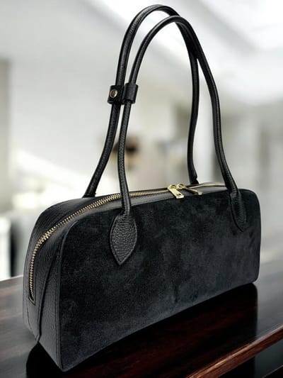 Dames hand / schoudertas - Baguette tas - Fluweel zacht suéde leer - Made in Italy - Praktisch en charmant - Statement piece!