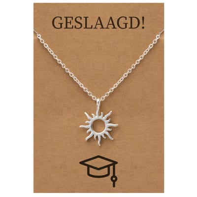 Geslaagd Cadeau Ketting - Zonnetje voor Geluk Sieraad - Zilverkleurig - Gefeliciteerd - Pax Amare