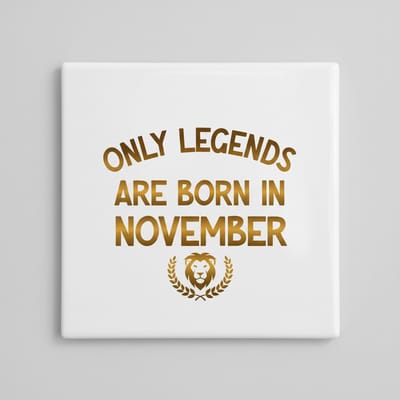 Only Legends Are Born in November Keramische Tegel 15x15 cm – Verjaardag Cadeautegel met Gouden Leeuw & Laurelblad Design