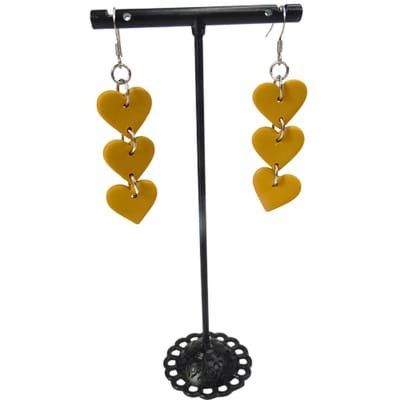2 Love it Hearts okergeel - oorbellen - handgemaakt van polymeerklei - hartjes oorbellen - zilverkleurige stainless steel accenten