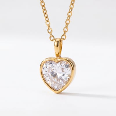 Lundholm Luxe Ketting Dames Gold Plated met Zirkonia Hanger Steen Hartjes vorm - Premium Stainless Steel Jewellery - Hypoallergeen & Waterproof - luxe gouden ketting dames hart hartje verfijnd elegant - Vrouwen Cadeautjes sieraad - my Emma Serie