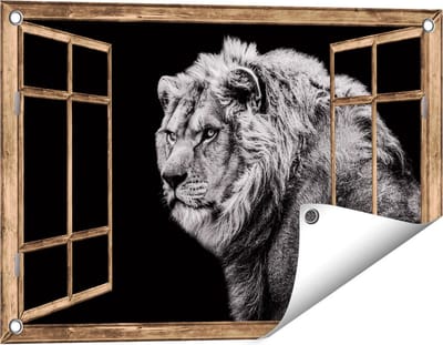Gards Tuinposter Doorkijk Leeuw - Zwart Wit - 60x40 cm - Tuindoek - Tuindecoratie - Wanddecoratie buiten - Tuinschilderij