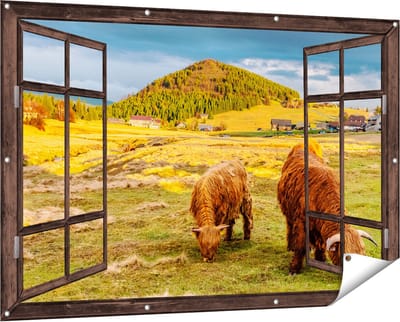 Gards Tuinposter Doorkijk Twee Schotse Hooglanders bij een Dorp - 150x100 cm - Tuindoek - Tuindecoratie - Wanddecoratie buiten - Tuinschilderij