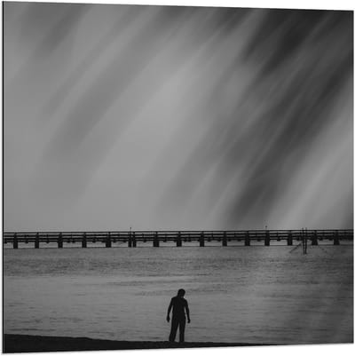 Dibond - Man bij Grauwe Zee - 80x80cm Foto op Aluminium (Met Ophangsysteem)
