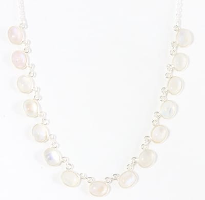 Zilveren collier met regenboog maansteen
