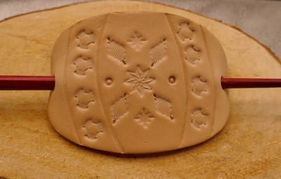 Leren beige haarspeld blokken motief met in het midden een ster er omheen sierwerk + houten haarstok - blokken haarspeld - haarspeld sierwerk blokjes - lederen haarspeld voor lang haar - flexibele haarspeld - buigzaam haarspeld - beige haarspeld