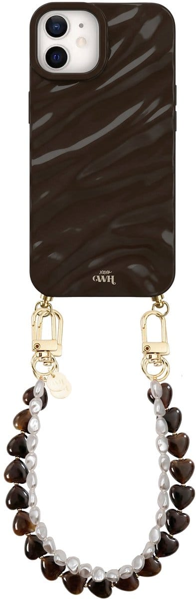 xoxo Wildhearts Brown Glaze telefoonhoesje met koord - geschikt voor iPhone 12 - Sweetheart Brown & Pearls - Dream hoesje met telefoonkoord - Glimmende silicone case met plooien - Hartjesketting met korte parelketting - Bruin