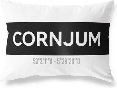 Tuinkussen CORNJUM - FRIESLAND met coördinaten - Buitenkussen - Bootkussen - Weerbestendig - Jouw Plaats - Studio216 - Modern - Zwart-Wit - 50x30cm