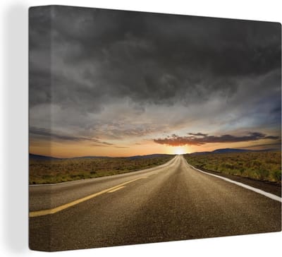 Canvas Schilderij Een lege weg bij zonsondergang - 80x60 cm - Wanddecoratie