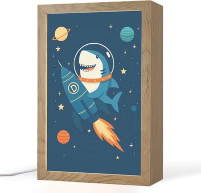 Nachtlampje 20x30 cm - Kinder lampje - Raket - Haai - Ruimte - Tafellamp kinderkamer - Slaapkamer lamp - Bedlamp kinderen - Kinderlampje stopcontact - Wandlamp babykamer - Nachtlampjes