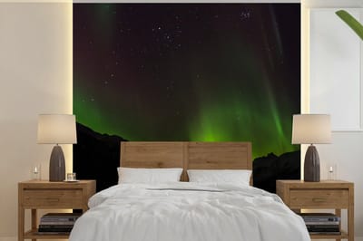 Behang - Fotobehang Aurora - Sterrenhemel - Bergen - Breedte 350 cm x hoogte 350 cm