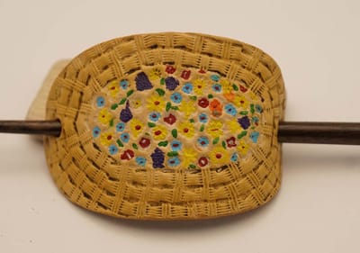 Leren beige haarspeld + stokje hout bloemen mand - haarspeld van manden met bloemen - vrouwelijke leren haarspeld - handgemaakte haarspeld - haarspeld voo kort haar - haarspeld voor een volle bos haar - haarspeld voor dik haar