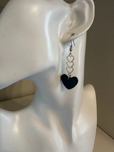 zwarte hartvormige oorbellen dicht | | Make up | Parfum | Moederdag | Verjaardagscadeau| Cadeautje| Valentijnsdag| Kado | sieraden | vaderdag | oorbellen | oorsieraden