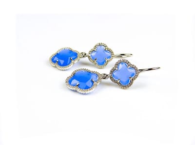 model Double Fiori klein oorringen in zilver blauwe klavers