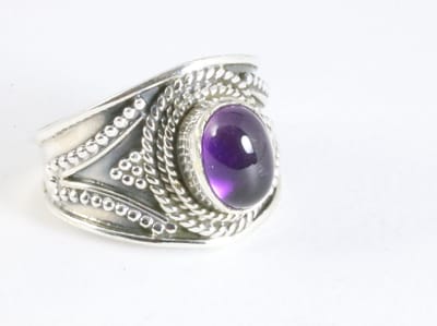 Bewerkte zilveren ring met amethist - maat 16